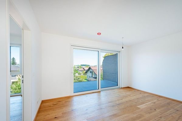 Wohnzimmer mit großem Balkon