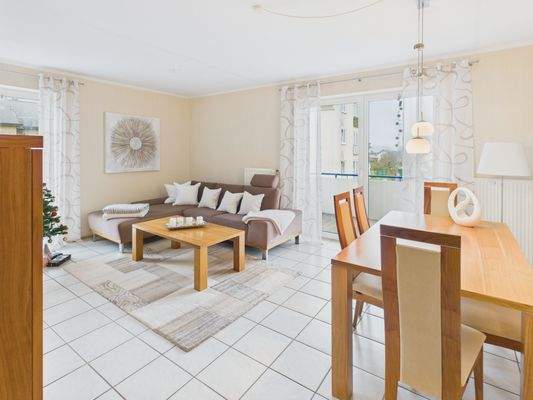 Wohnzimmer mit Zugang zum Balkon