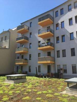 Rückseite mit Balkon und Terreassen.JPG