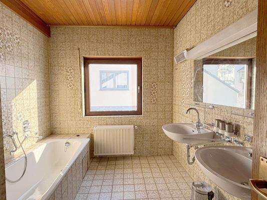 Tageslichtbad mit Badewanne ...