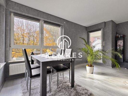 Wohn-Esszimmer mit Blick nach draußen
