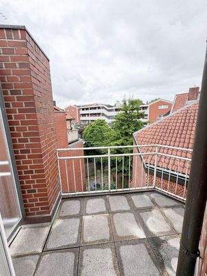 mit Zugang zum Balkon