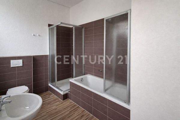 Badezimmer mit Badewanne und Dusche