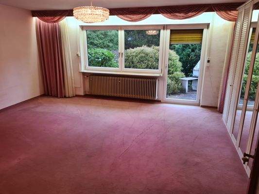 Wohnzimmer mit Gartenblick