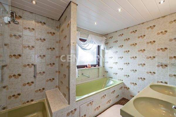 OG Tageslichtbad mit Dusche und Badewanne