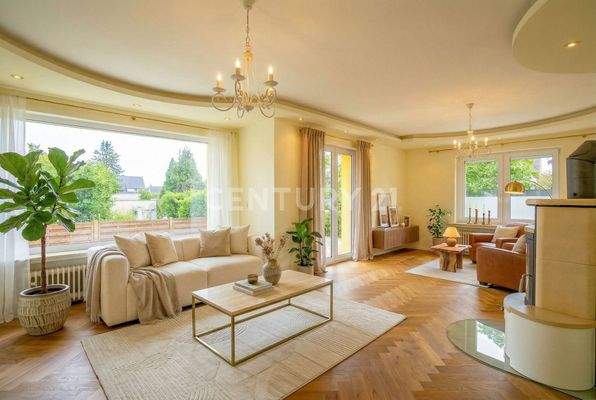 Lichtdurchfluteter Wohnbereich mit Einrichtungsbeispiel