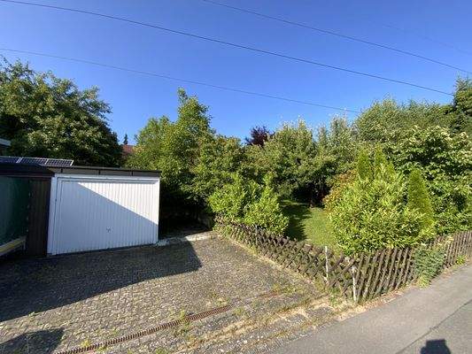 Garage und Zugang Garten