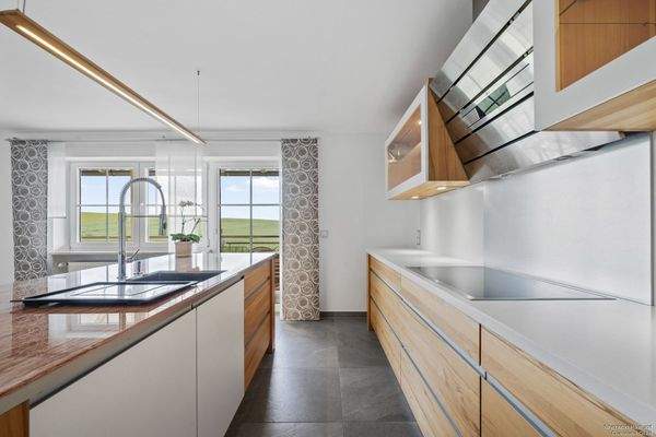 Hochwertige Ausstattung Küche OG