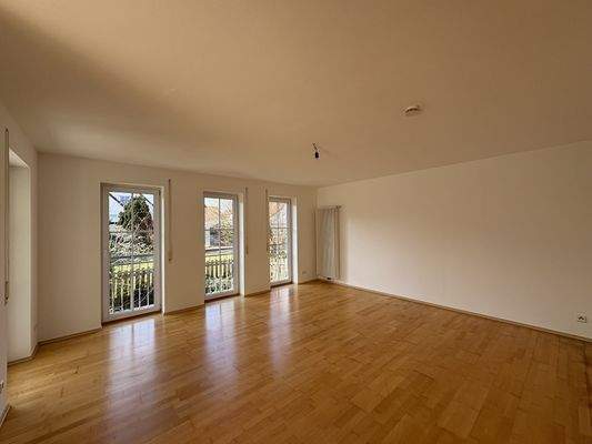 ...mit großzügigem Wohnzimmer und Blick auf den Garten