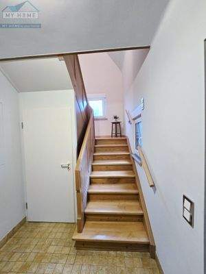  Aufgang zum OG, links Keller