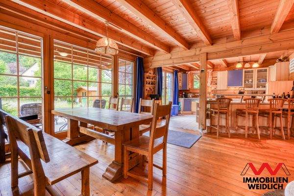 Essbereich mit Blick zum Küchenbereich