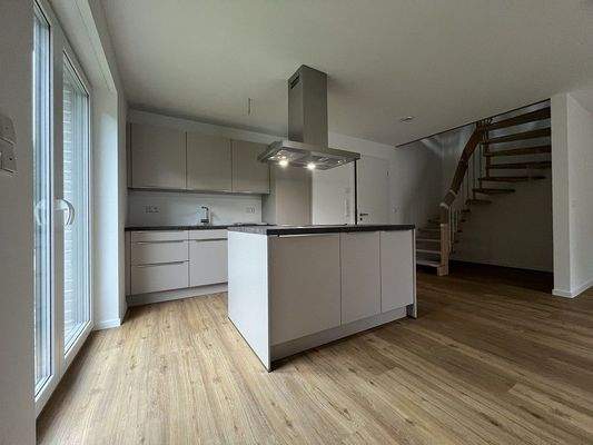 EBK mit Treppenaufgang ins OG