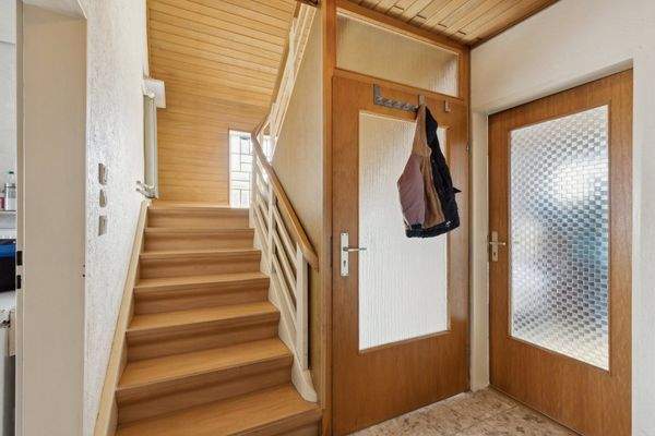 Flurbereich Wohnung 1.Obergeschoss mit Aufgang zum 2.Obergeschoss vorne