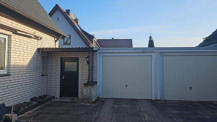 2 Garagen und Seiteneingang