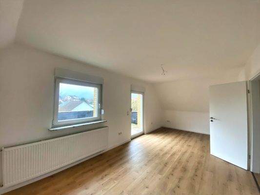 DG: Wohnzimmer mit Ausgang zur Dachterrasse