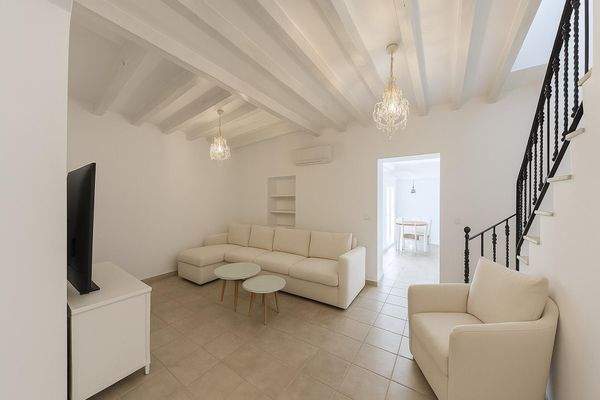 Großzügiges Wohnzimmer mit Balkendecke und gemütlicher Sitzecke