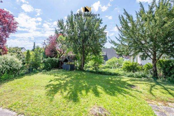 Garten mit Möglichkeiten zum Spielen und Gemüse anpflanzen