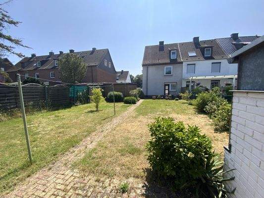 Rückansicht mit großem Garten