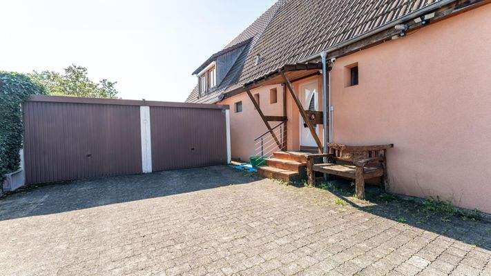 Hofbereich mit zwei geräumigen Garagen