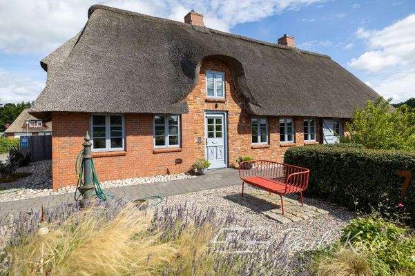 Südseite mit Garten und eigenem Brunnen