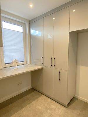 Direkt von der Küche begehbarer Hauswirtschaftsrau