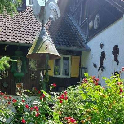 LeBa aussen Altbau Vorgarten 3.jpg