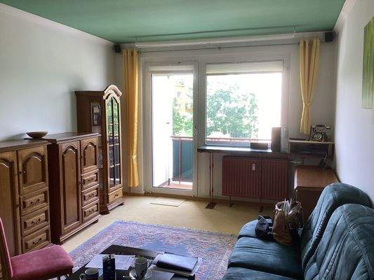 Wohnzimmer mit Balkon