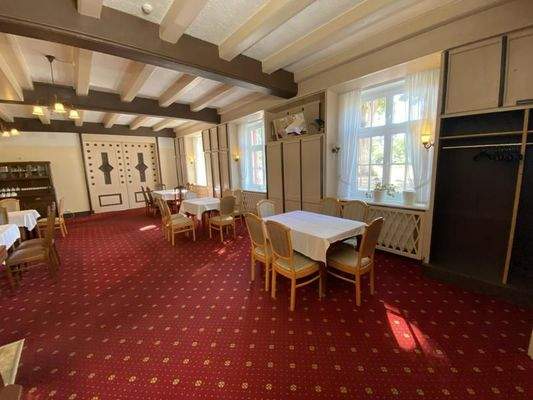 Restaurant mit Durchgang zum Bankettsaal