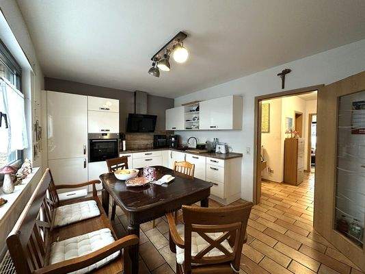 Die großzügige Küche ...