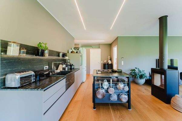 Die Designerküche, geschickt in den Wohnraum integriert 