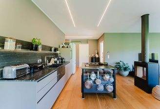 Die Designerküche, geschickt in den Wohnraum integriert 