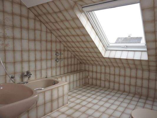 Tageslichtbad mit Wanne