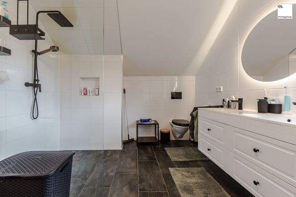 Modernes Badezimmer mit Dusche