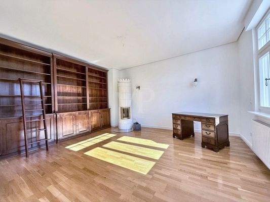 Wohnzimmer mit Bibliothek