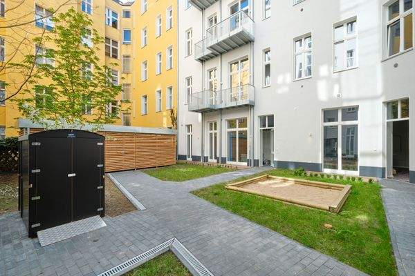 Modern gestalteter Hofbereich