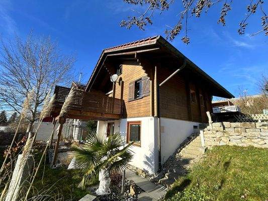 Hausansicht mit Balkon 