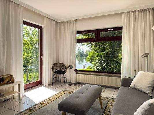 Bungalow: Wohnzimmer mit Seeblick