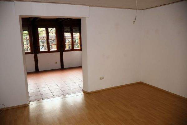 Wohnzimmer mit Zugang zum Wintergarten