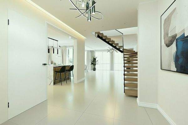 (KI) Flur mit Treppe zur Dachterrasse, linke Tür zum Badezimmer (KI)