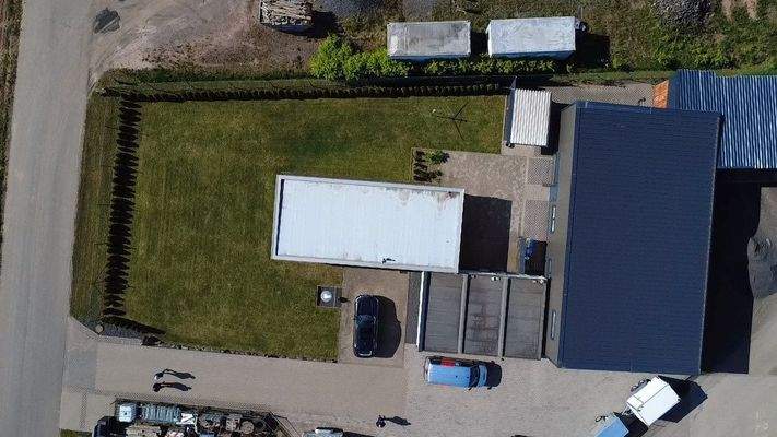 Luftaufnahme Wohnhaus, Halle, Garagen, Garten