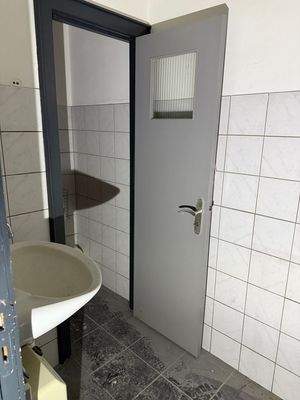 Waschraum mit WC im Erdgeschoss