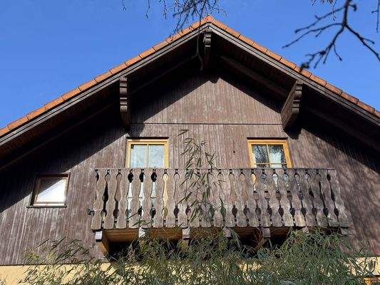 Hausansicht mit Balkon von Süden
