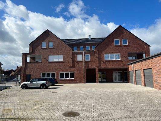 Rückansicht des Mehrfamilienhauses