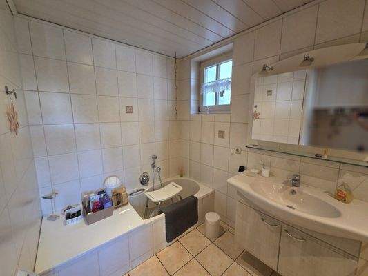 Bad mit Wanne und Dusche EG