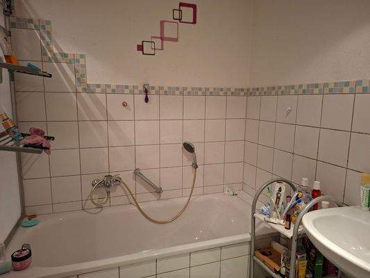 Bad mit Wanne .....