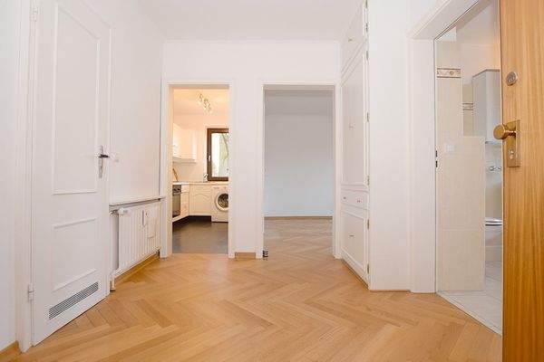 Die Diele ist einladend und bietet einen Tischler-Einbauschrank