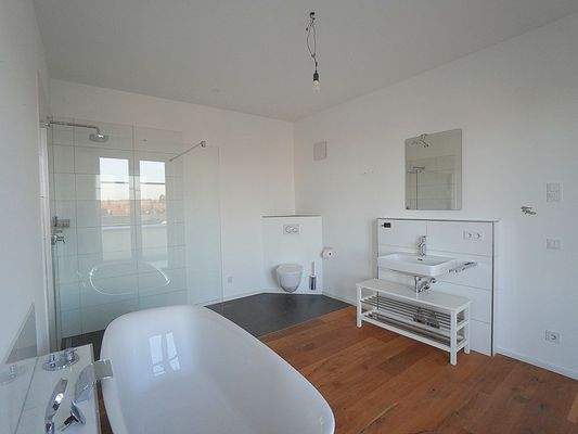 Wanne und bodentiefe Dusche