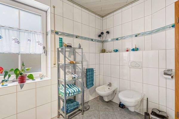 Bidet und WC im Badezimmer - EG