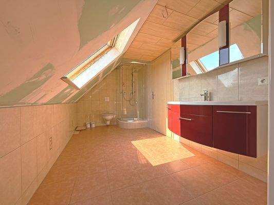 Tageslichtbad mit Wanne und mit Dusche im Dachgeschoss