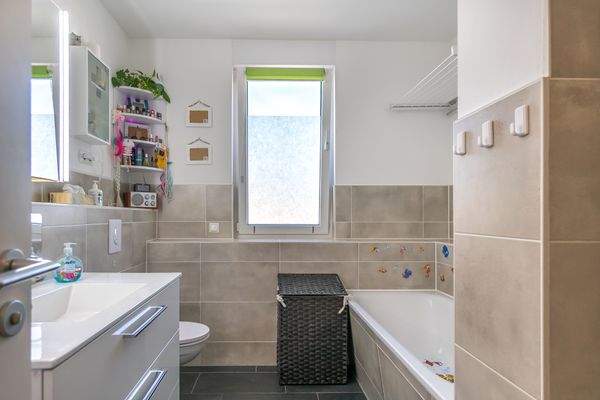 Bad mit bodengleicher Dusche & Wannenbad